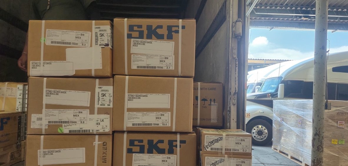 Cajas de rodamientos SKF originales en andén de carga, listas para envío nacional